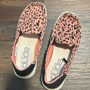 Hey Dude Women's Lena “Leopard Rose” Sz 8 / slightly used Runs big